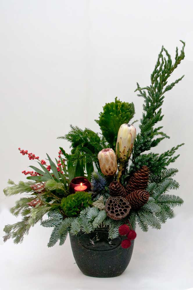 groot kerststuk in stenen pot